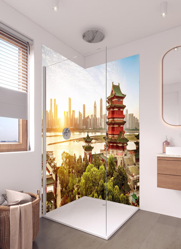 Duschrückwand - Klassische chinesische Architektur in hellem Badezimmer mit Regenduschkopf  - zweiteilige Eck-Duschrückwand
