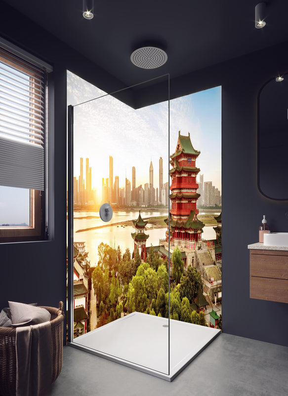 Duschrückwand - Klassische chinesische Architektur in hellem Badezimmer mit Regenduschkopf  - zweiteilige Eck-Duschrückwand
