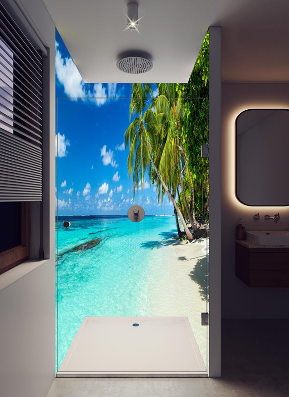 Duschrückwand - Kokospalmen am Strand in der Karibik in hellem Badezimmer mit Regenduschkopf  - zweiteilige Eck-Duschrückwand