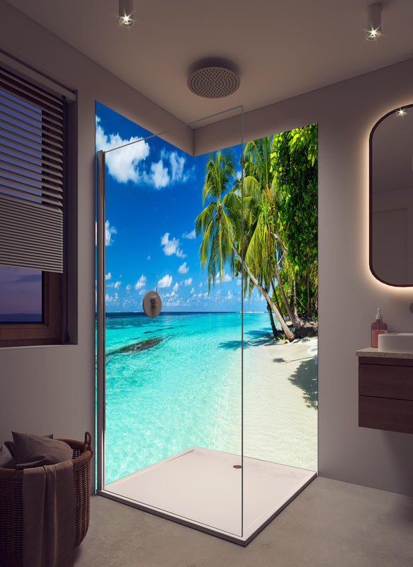Duschrückwand - Kokospalmen am Strand in der Karibik in hellem Badezimmer mit Regenduschkopf  - zweiteilige Eck-Duschrückwand