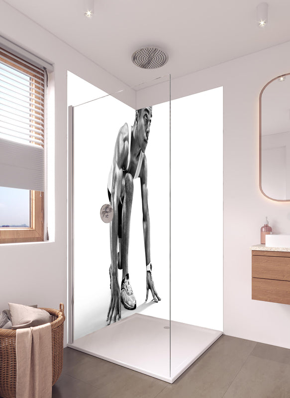 Duschrückwand - Läufer bereitet sich vor in hellem Badezimmer mit Regenduschkopf  - zweiteilige Eck-Duschrückwand