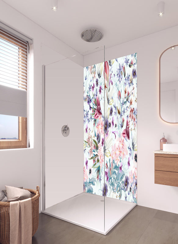 Duschrückwand - Lebendiges Blumenmuster auf Textilhintergrund in hellem Badezimmer mit Regenduschkopf  - zweiteilige Eck-Duschrückwand