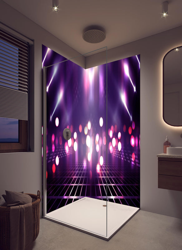 Duschrückwand - Leere Hintergrundszene. Ultraviolettes Licht in hellem Badezimmer mit Regenduschkopf  - zweiteilige Eck-Duschrückwand