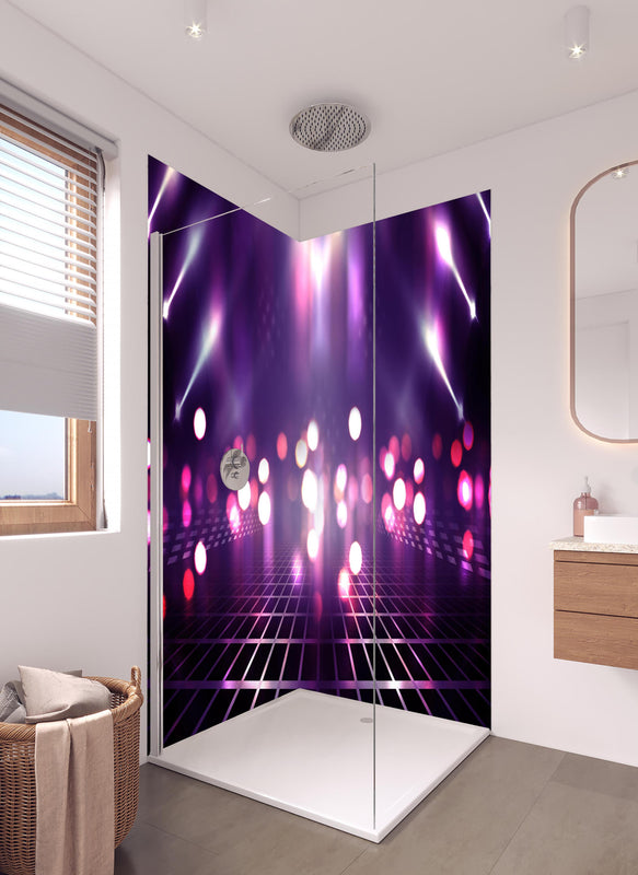 Duschrückwand - Leere Hintergrundszene. Ultraviolettes Licht in hellem Badezimmer mit Regenduschkopf  - zweiteilige Eck-Duschrückwand