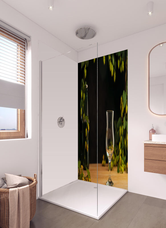 Duschrückwand - Leeres Tulpenglas auf Holztisch in hellem Badezimmer mit Regenduschkopf  - zweiteilige Eck-Duschrückwand