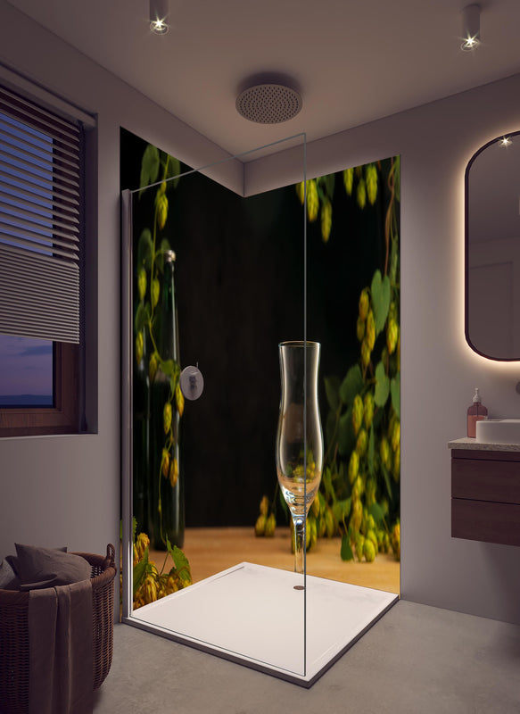Duschrückwand - Leeres Tulpenglas auf Holztisch in hellem Badezimmer mit Regenduschkopf  - zweiteilige Eck-Duschrückwand