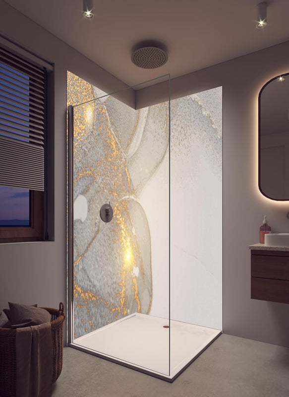 Duschrückwand - Luxuriöse Gold-Weiß-Silber Textur in hellem Badezimmer mit Regenduschkopf  - zweiteilige Eck-Duschrückwand