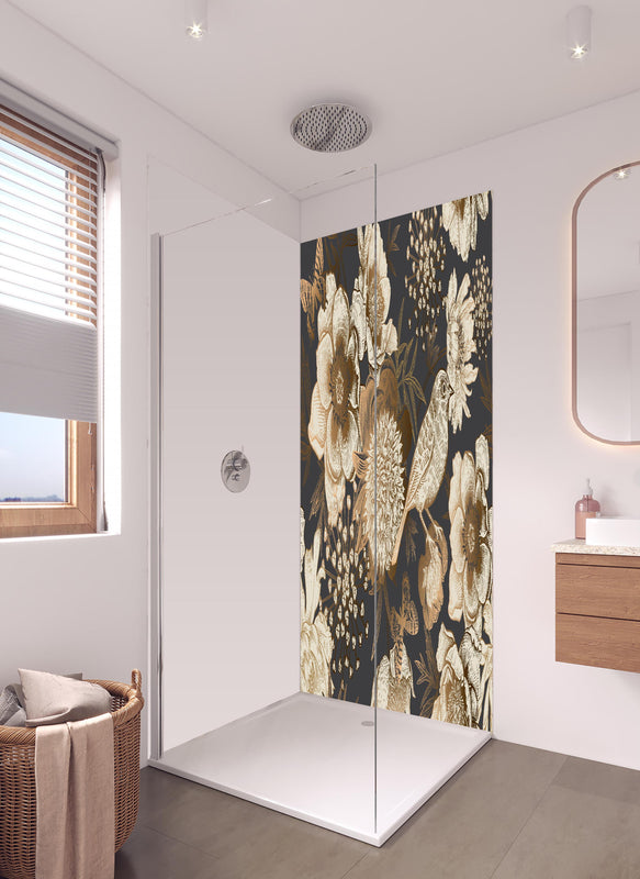 Duschrückwand - Luxuriöses Goldbraun Pfau & Blumen Muster in hellem Badezimmer mit Regenduschkopf  - zweiteilige Eck-Duschrückwand