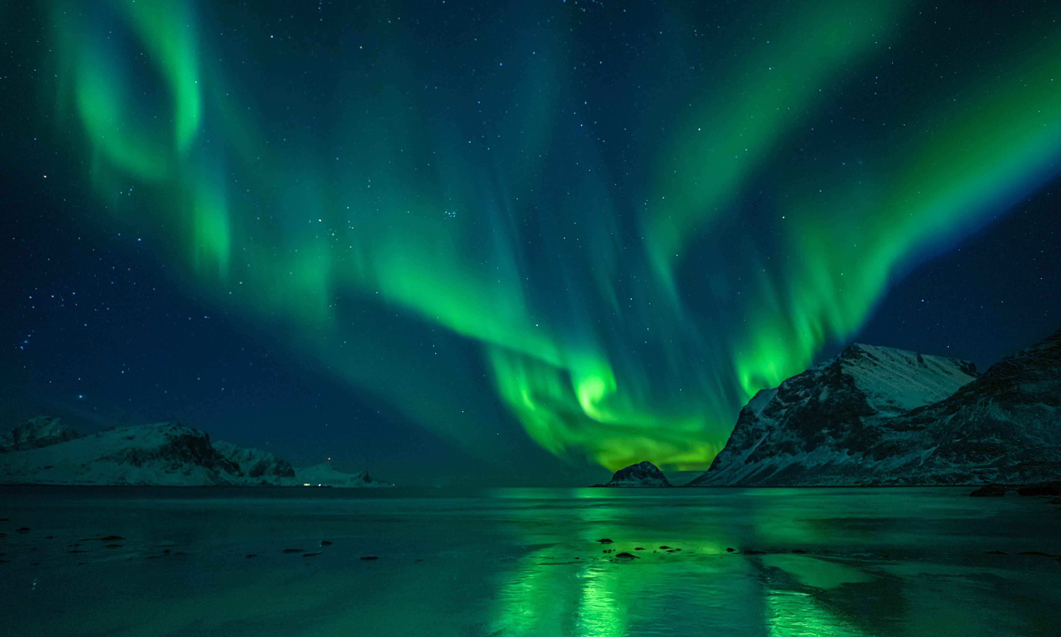 Duschrückwand-Magische Nordlichter am Strand