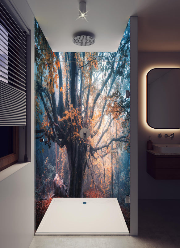 Duschrückwand - Magischer alter Baum im Herbst in hellem Badezimmer mit Regenduschkopf  - zweiteilige Eck-Duschrückwand