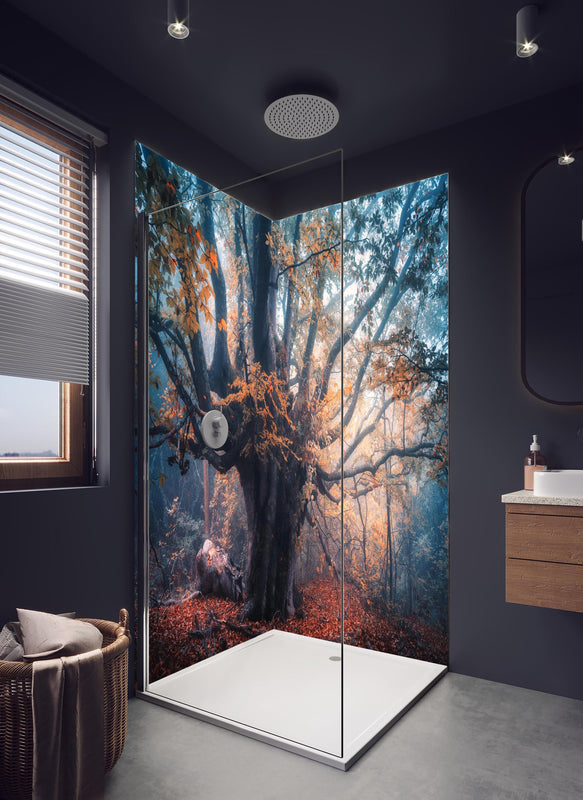 Duschrückwand - Magischer alter Baum im Herbst in hellem Badezimmer mit Regenduschkopf  - zweiteilige Eck-Duschrückwand