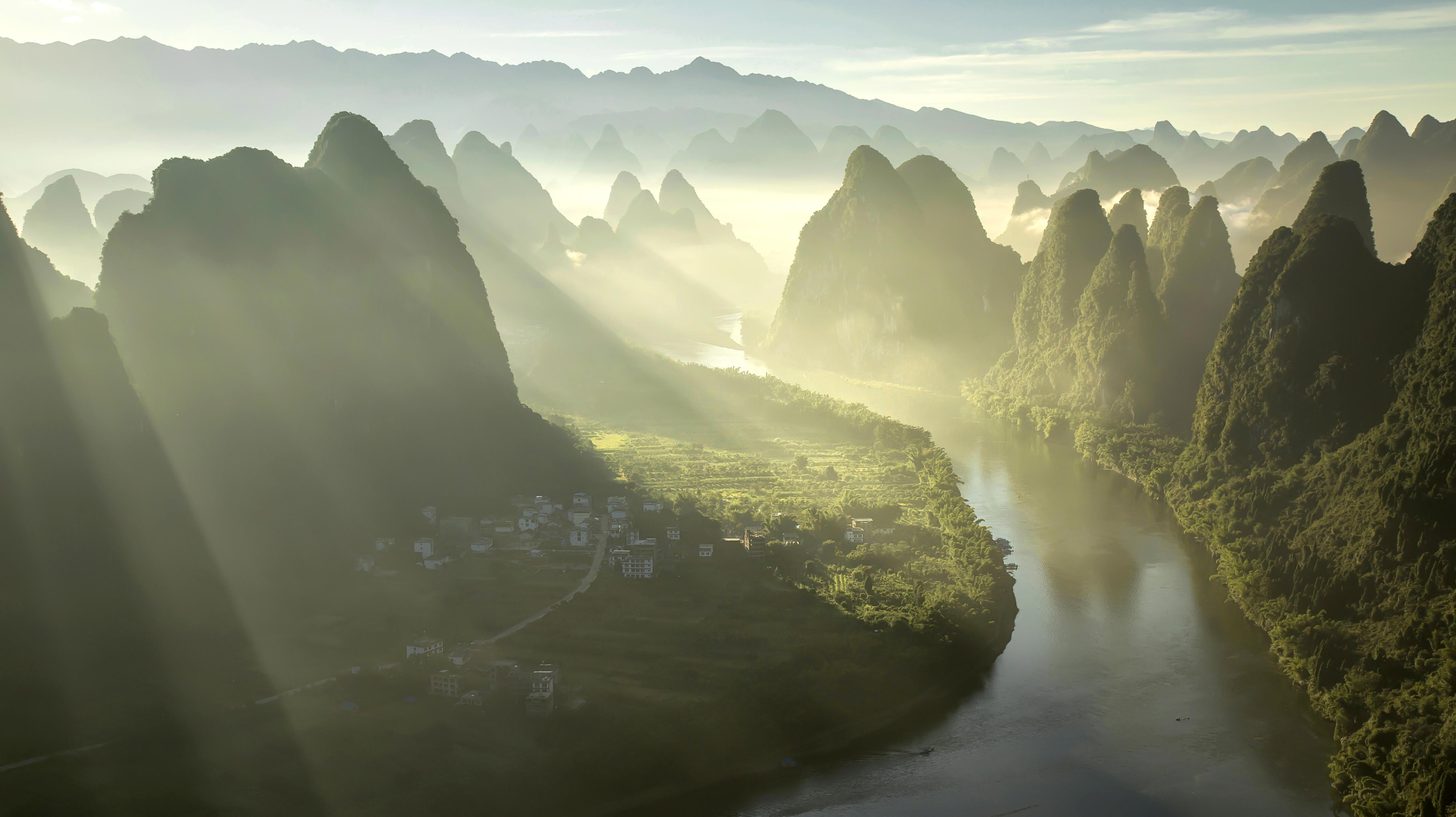 Duschrückwand-Majestätische Berge und Lichtstrahlen in China