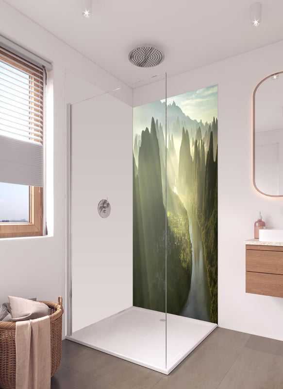Duschrückwand - Majestätische Berge und Lichtstrahlen in China in hellem Badezimmer mit Regenduschkopf  - zweiteilige Eck-Duschrückwand