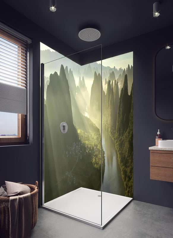 Duschrückwand - Majestätische Berge und Lichtstrahlen in China in hellem Badezimmer mit Regenduschkopf  - zweiteilige Eck-Duschrückwand