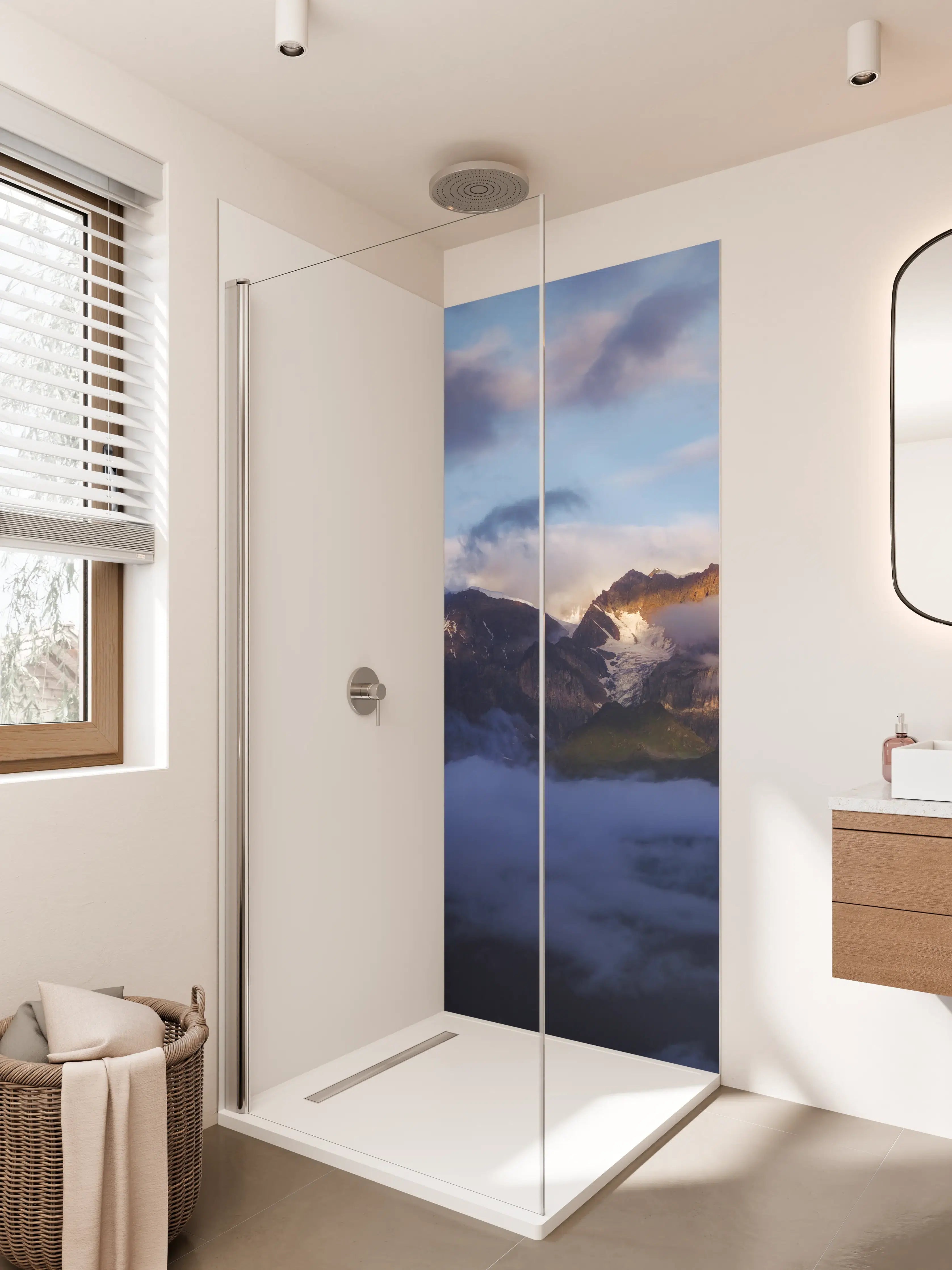 Duschrückwand - Majestätische Bergkette im Nebel