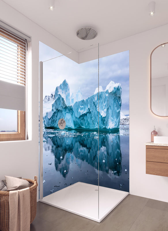 Duschrückwand - Majestätischer Antarktis Eisberg mit Reflexion in hellem Badezimmer mit Regenduschkopf  - zweiteilige Eck-Duschrückwand