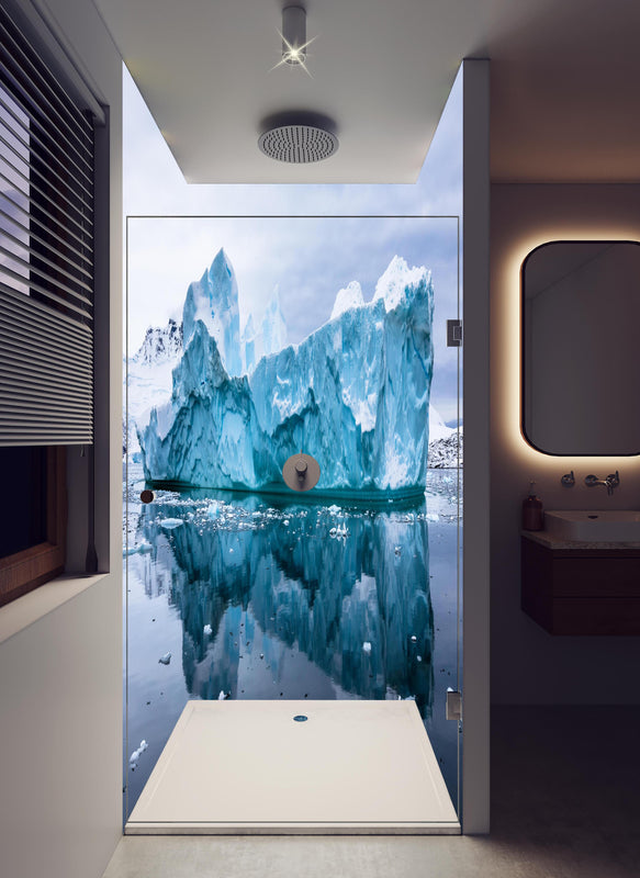 Duschrückwand - Majestätischer Antarktis Eisberg mit Reflexion in hellem Badezimmer mit Regenduschkopf  - zweiteilige Eck-Duschrückwand