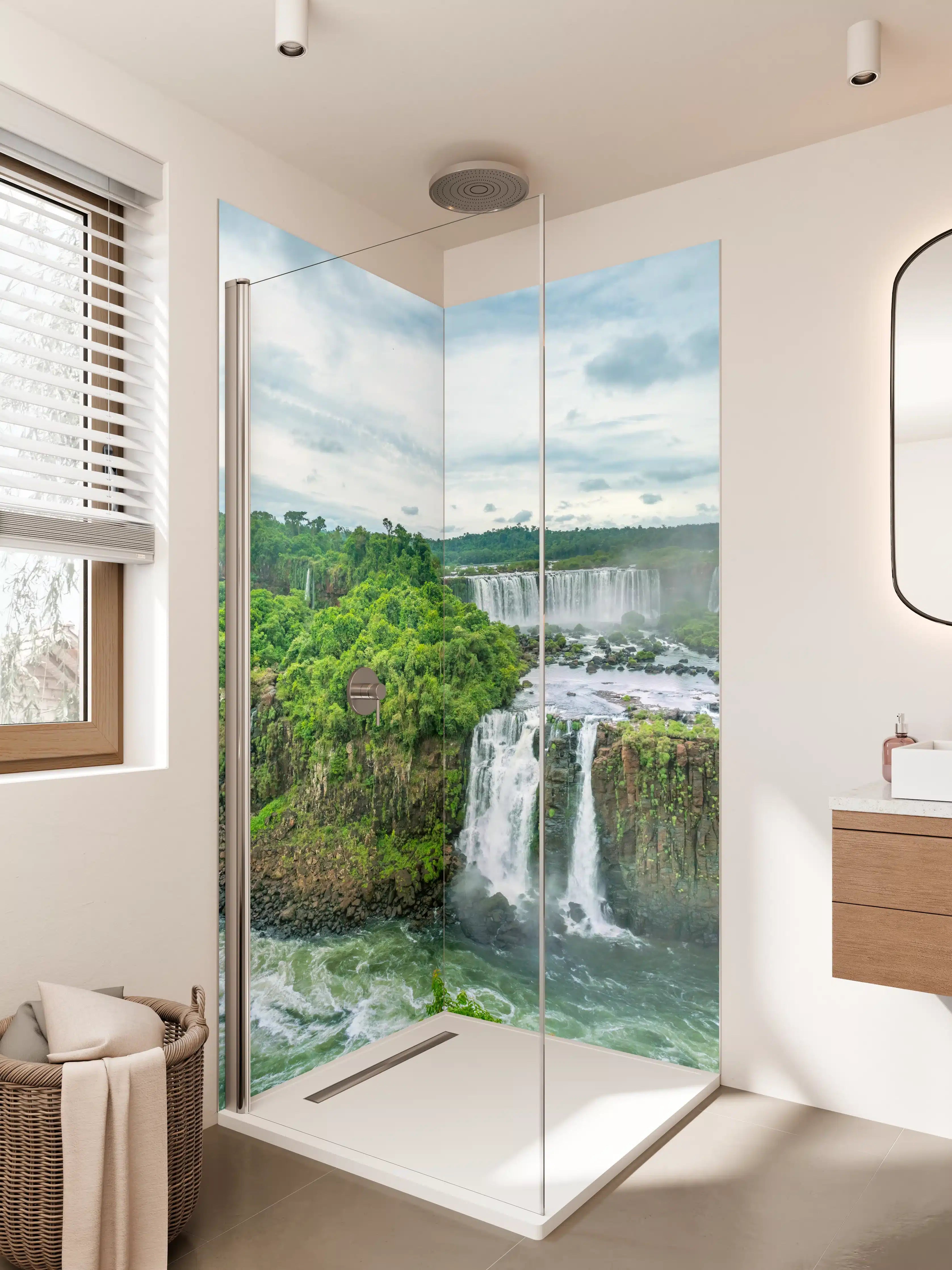 Duschrückwand - Majestätischer Wasserfall inmitten üppiger Natur