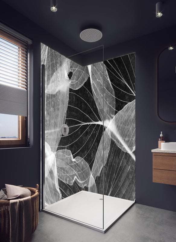 Duschrückwand - Makro-Textur Herbstblatt in Schwarz-Weiß in hellem Badezimmer mit Regenduschkopf  - zweiteilige Eck-Duschrückwand