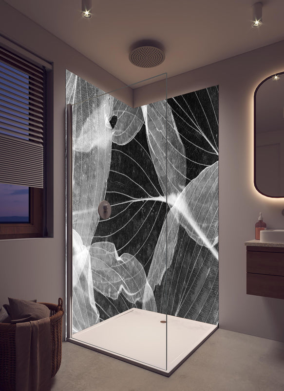 Duschrückwand - Makro-Textur Herbstblatt in Schwarz-Weiß in hellem Badezimmer mit Regenduschkopf  - zweiteilige Eck-Duschrückwand