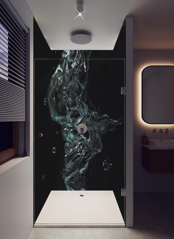 Duschrückwand - Makroaufnahme dunkelblauer Wasserwirbel in hellem Badezimmer mit Regenduschkopf  - zweiteilige Eck-Duschrückwand