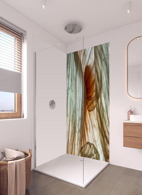 Duschrückwand - Makrofotografie der Schalenblatttextur einer Zwiebel in hellem Badezimmer mit Regenduschkopf  - zweiteilige Eck-Duschrückwand