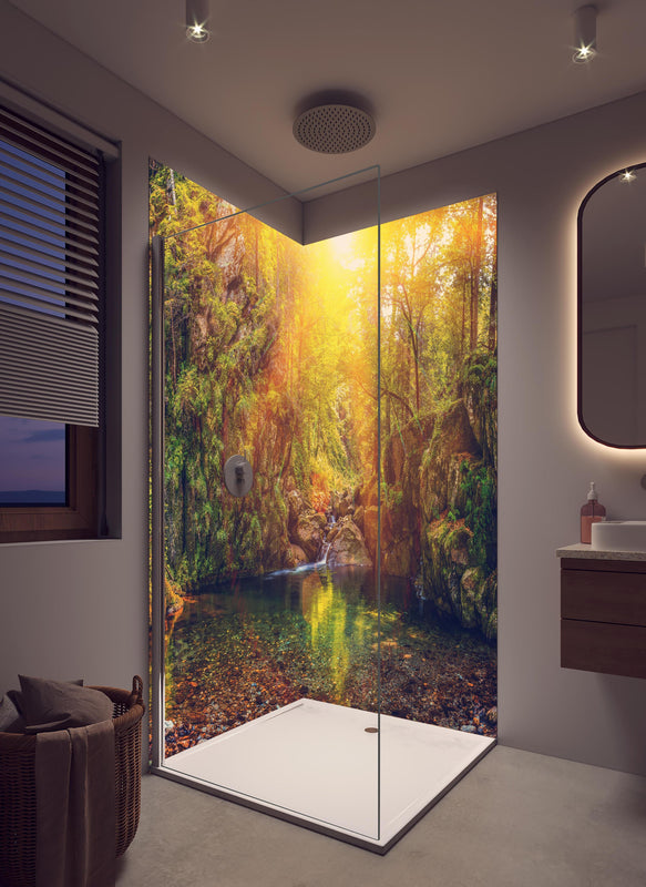 Duschrückwand - Malerischer Sonnenuntergang am Waldsee in hellem Badezimmer mit Regenduschkopf  - zweiteilige Eck-Duschrückwand