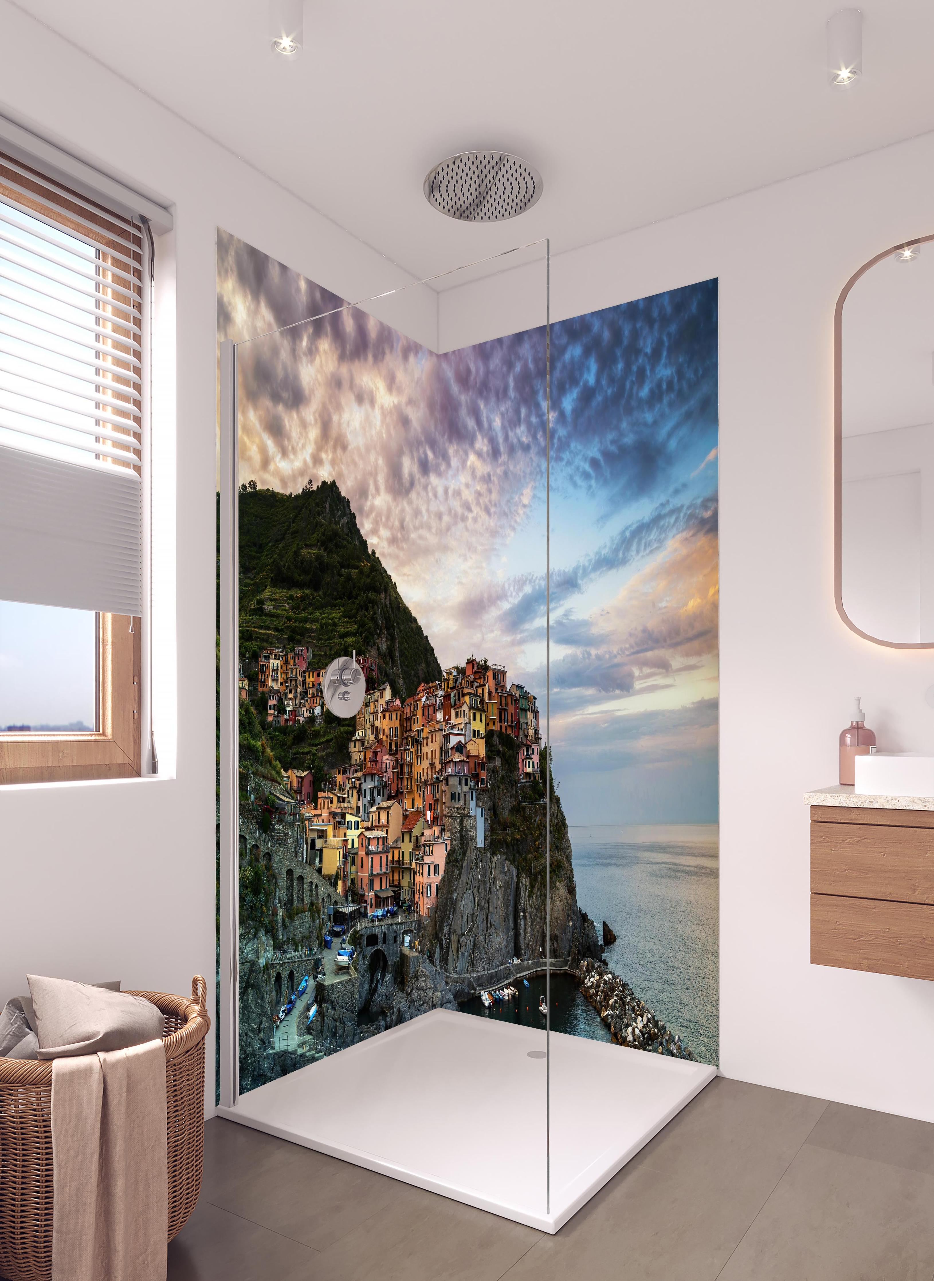 Duschrückwand - Manarola Italien Küstendämmerung in hellem Badezimmer mit Regenduschkopf  - zweiteilige Eck-Duschrückwand