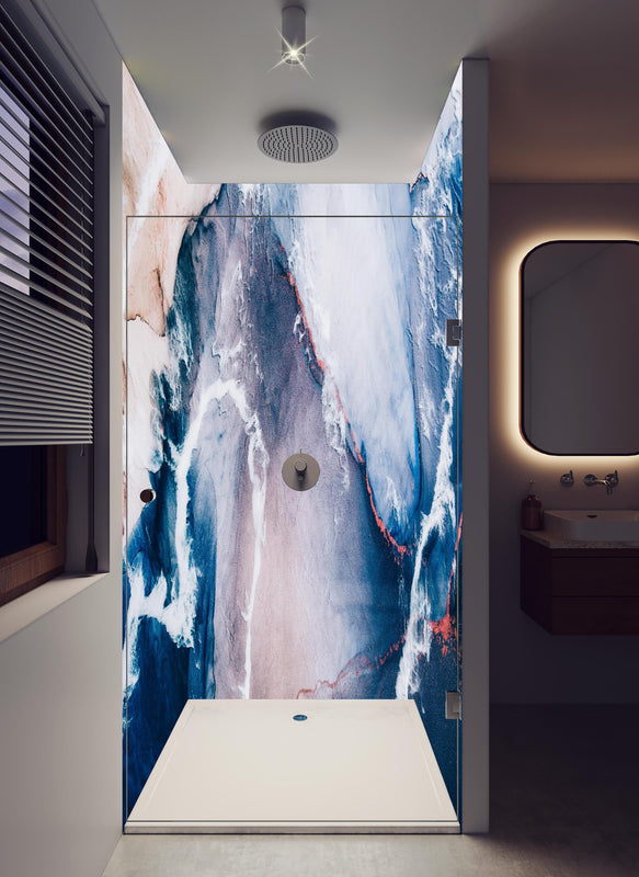 Duschrückwand - Marmor Textur in Blau mit Sandwellen in hellem Badezimmer mit Regenduschkopf  - zweiteilige Eck-Duschrückwand
