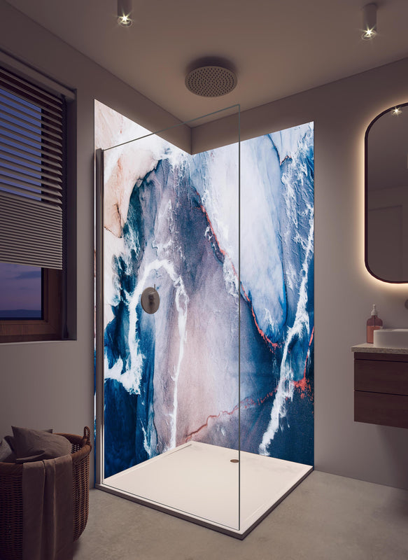 Duschrückwand - Marmor Textur in Blau mit Sandwellen in hellem Badezimmer mit Regenduschkopf  - zweiteilige Eck-Duschrückwand