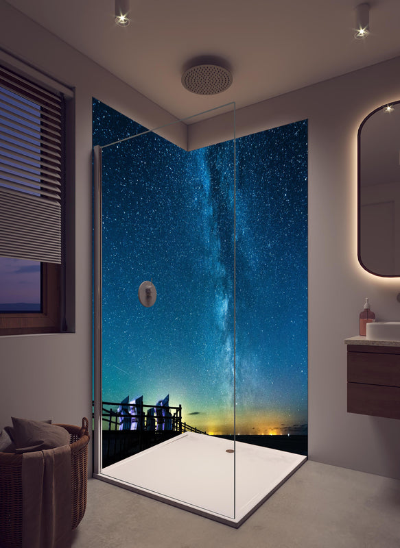 Duschrückwand - Milchstraße bei Nacht über der Nordsee in hellem Badezimmer mit Regenduschkopf  - zweiteilige Eck-Duschrückwand