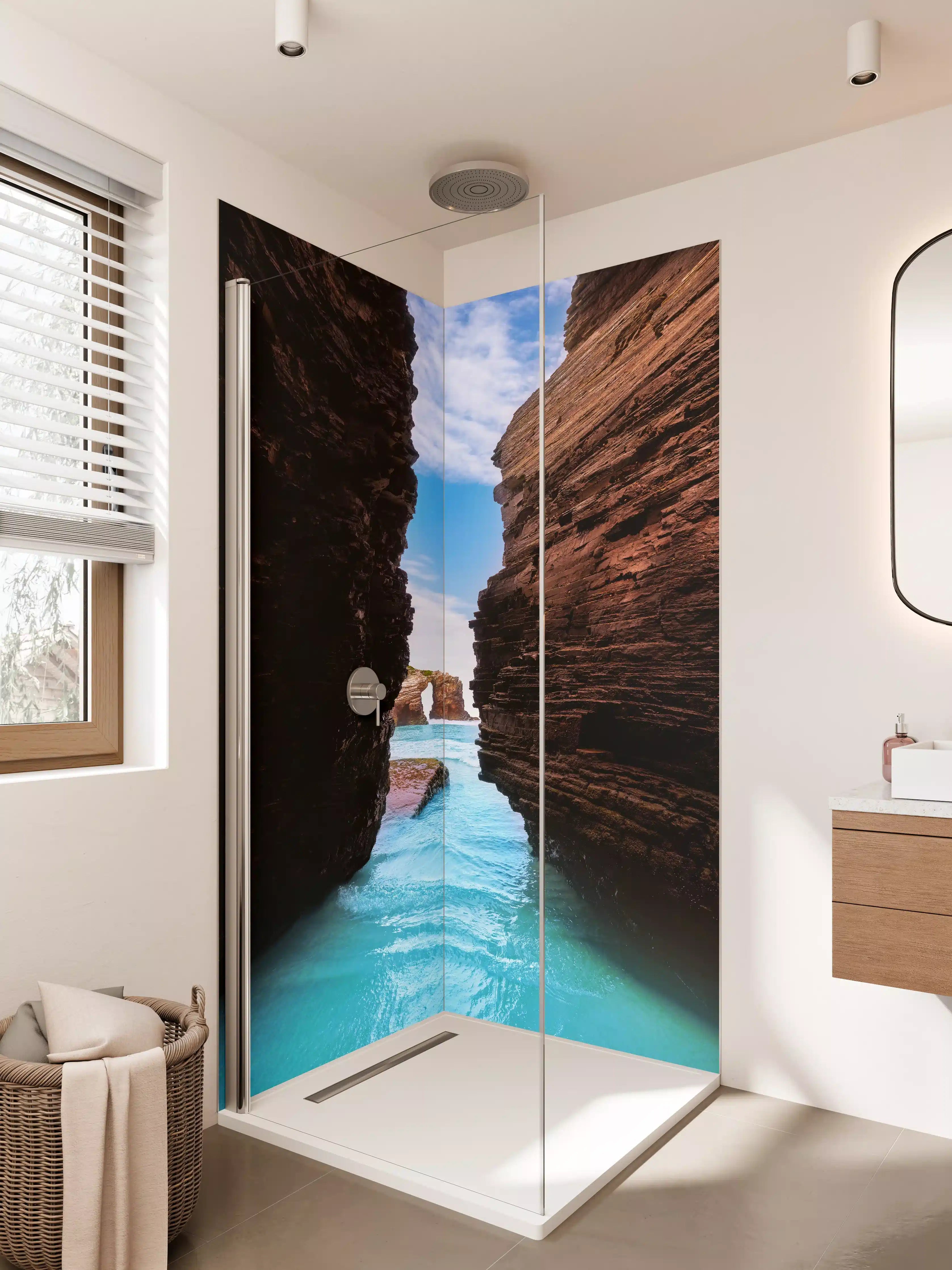 Duschrückwand - Moderne Küstenklippe mit türkisfarbenem Wasser