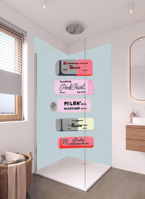 Duschrückwand - Moderne Radiergummis - Pastellfarben in hellem Badezimmer mit Regenduschkopf  - zweiteilige Eck-Duschrückwand
