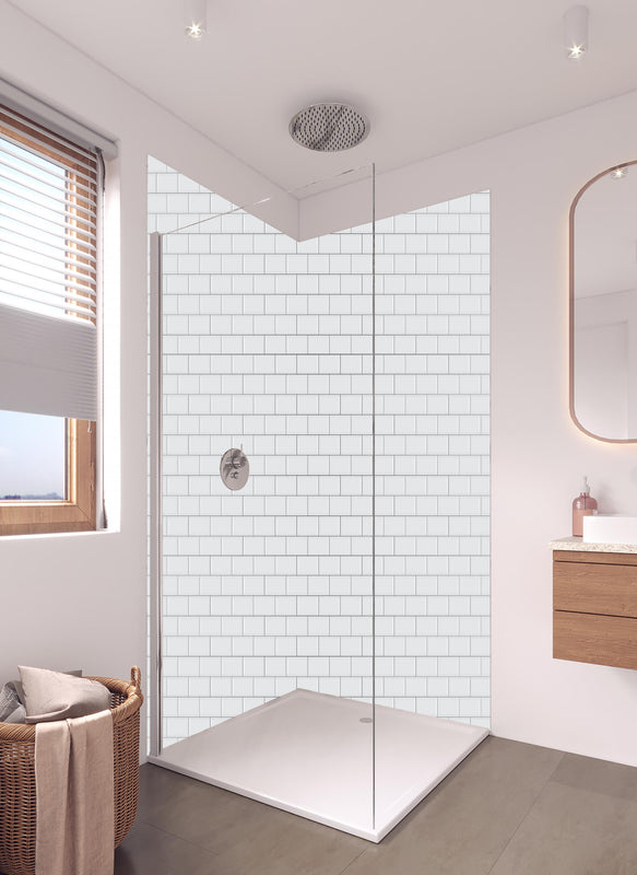 Duschrückwand - Moderne weiße Backsteinwand Texturdetail in hellem Badezimmer mit Regenduschkopf  - zweiteilige Eck-Duschrückwand