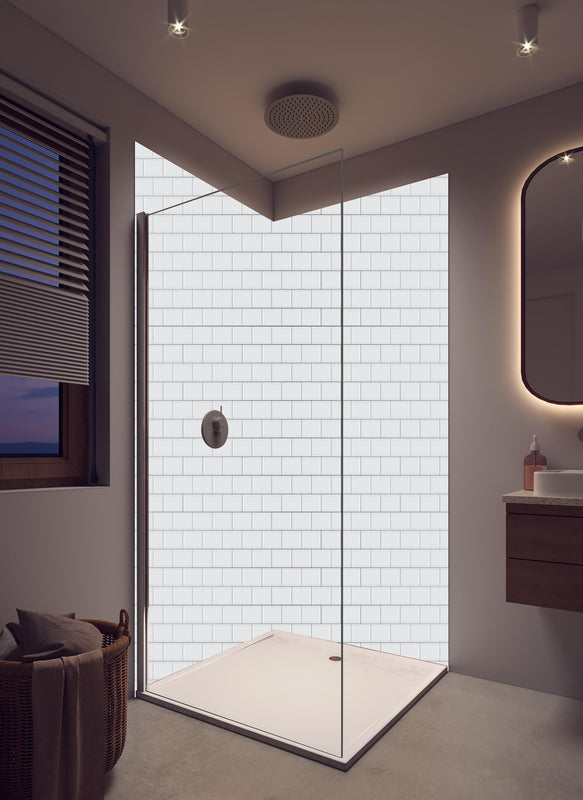 Duschrückwand - Moderne weiße Backsteinwand Texturdetail in hellem Badezimmer mit Regenduschkopf  - zweiteilige Eck-Duschrückwand