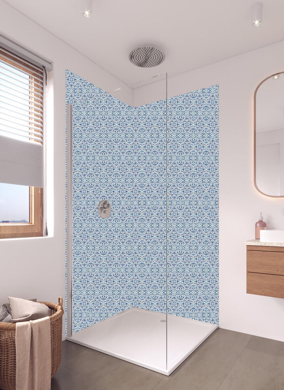 Duschrückwand - Modisches Stereogramm-Design in Blau in hellem Badezimmer mit Regenduschkopf  - zweiteilige Eck-Duschrückwand