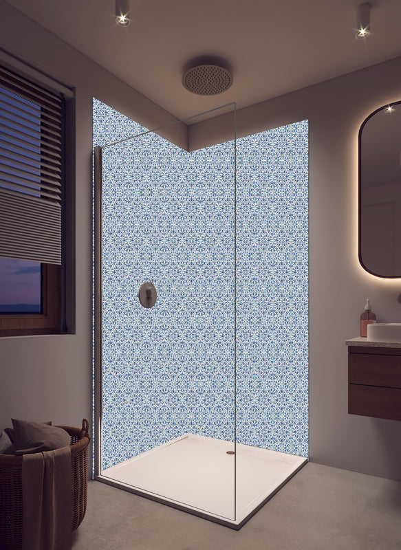 Duschrückwand - Modisches Stereogramm-Design in Blau in hellem Badezimmer mit Regenduschkopf  - zweiteilige Eck-Duschrückwand