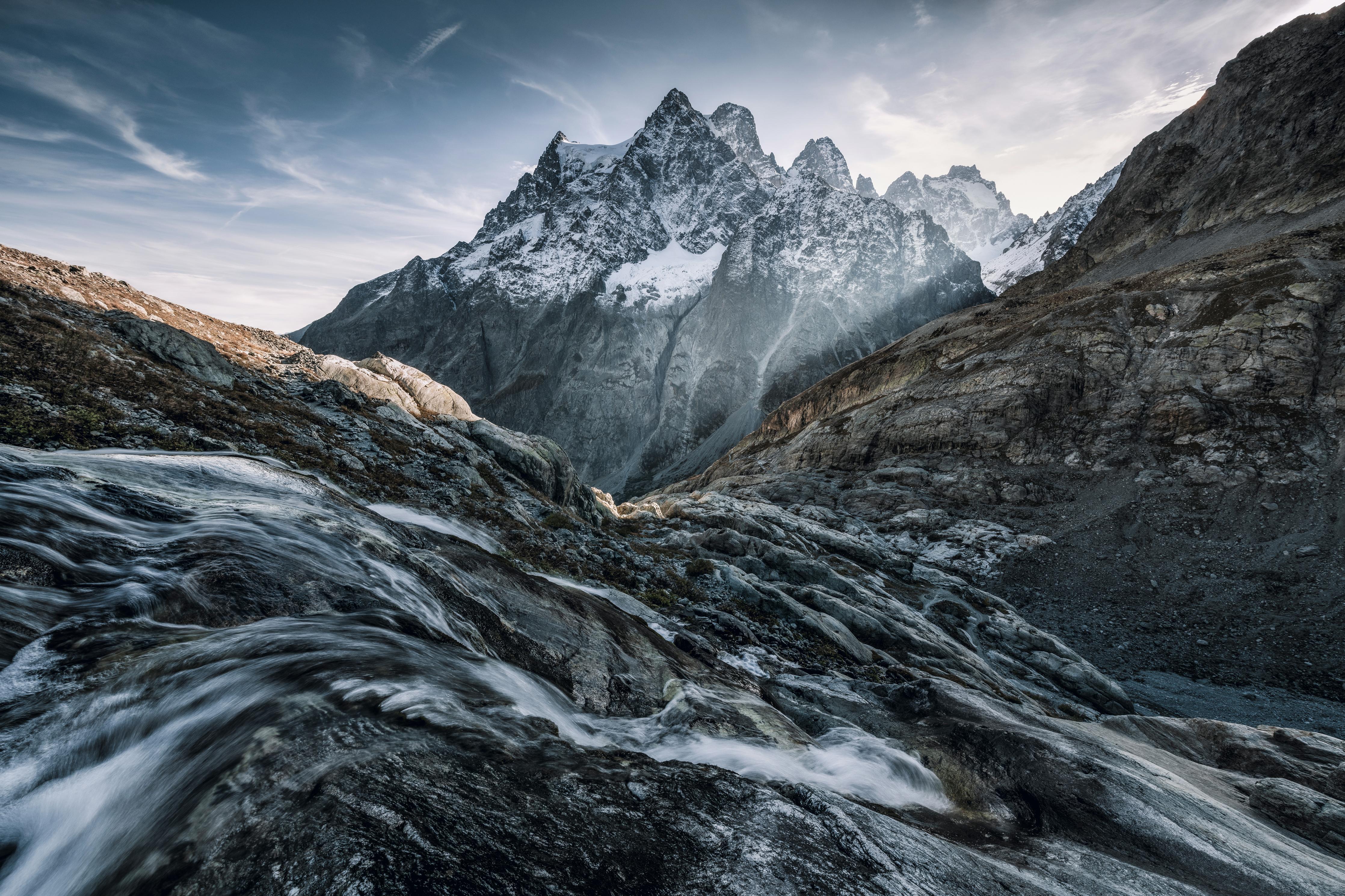 Duschrückwand-Monochrome Berglandschaft mit Wasserfluss