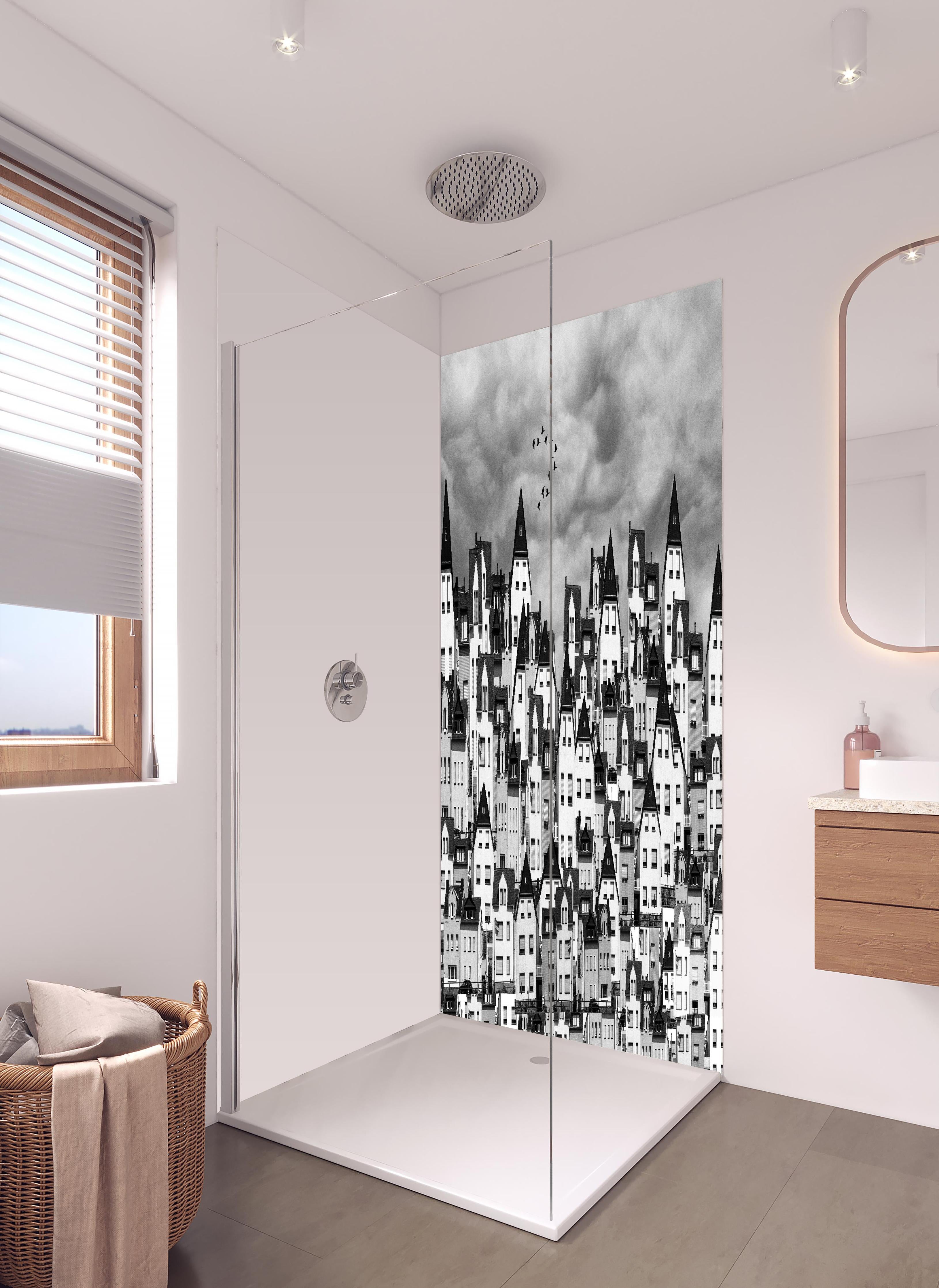 Duschrückwand - Monochrome Stadtsilhouette mit Vögeln in hellem Badezimmer mit Regenduschkopf  - zweiteilige Eck-Duschrückwand