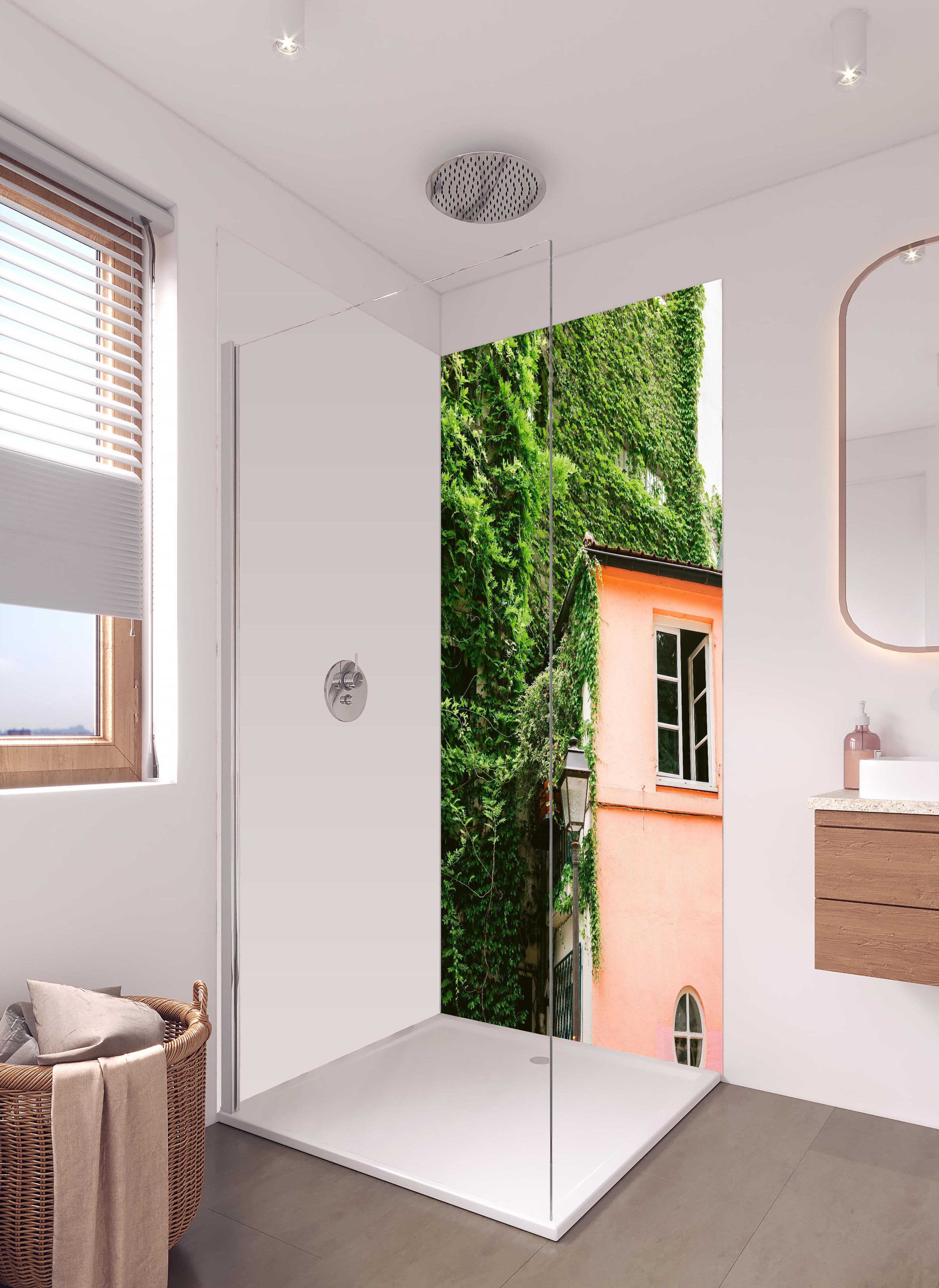 Duschrückwand - Montmartre Haus mit grüner Bepflanzung in hellem Badezimmer mit Regenduschkopf  - zweiteilige Eck-Duschrückwand