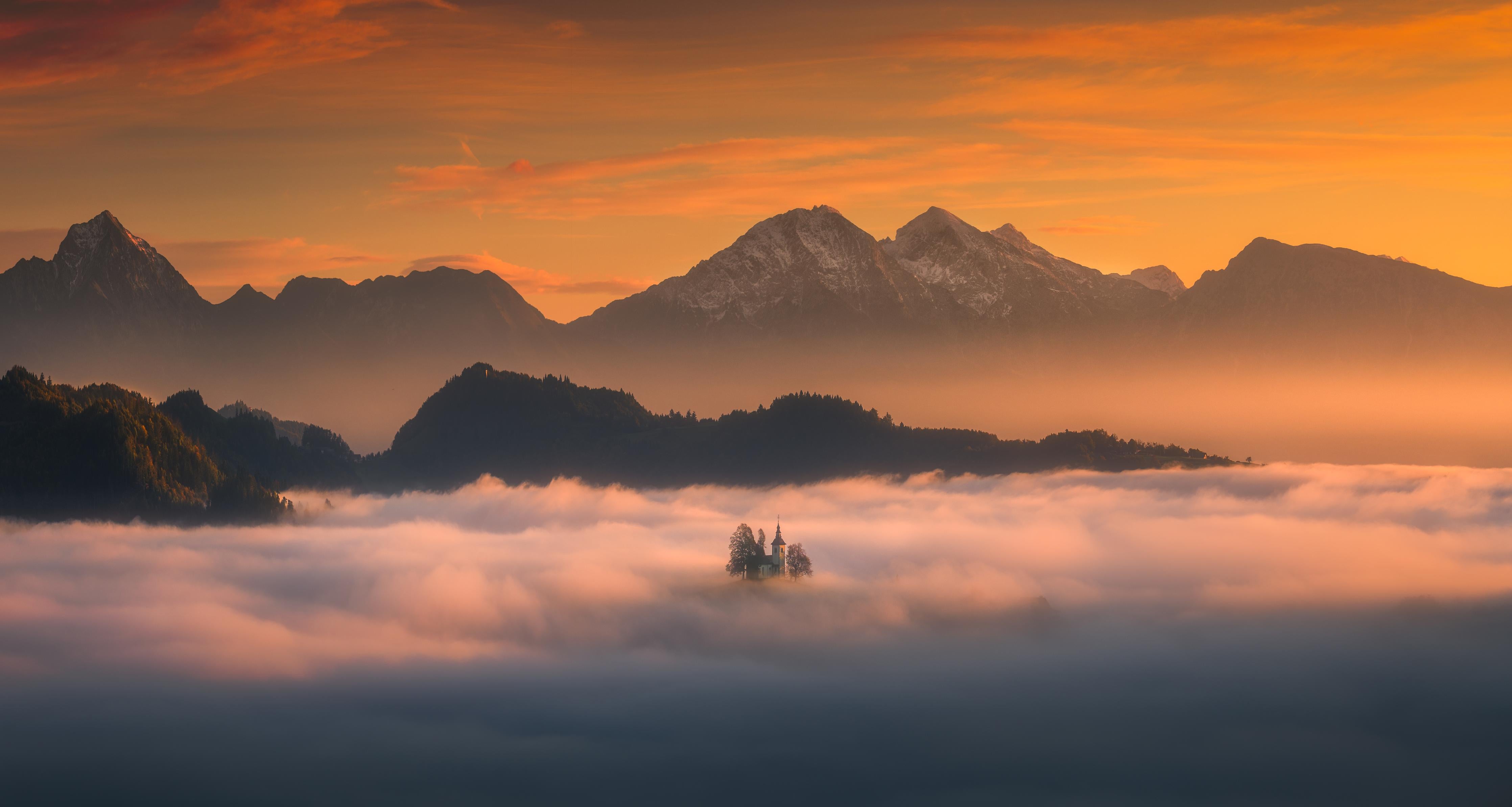 Duschrückwand-Morgenlicht über nebelbedeckten Gipfeln