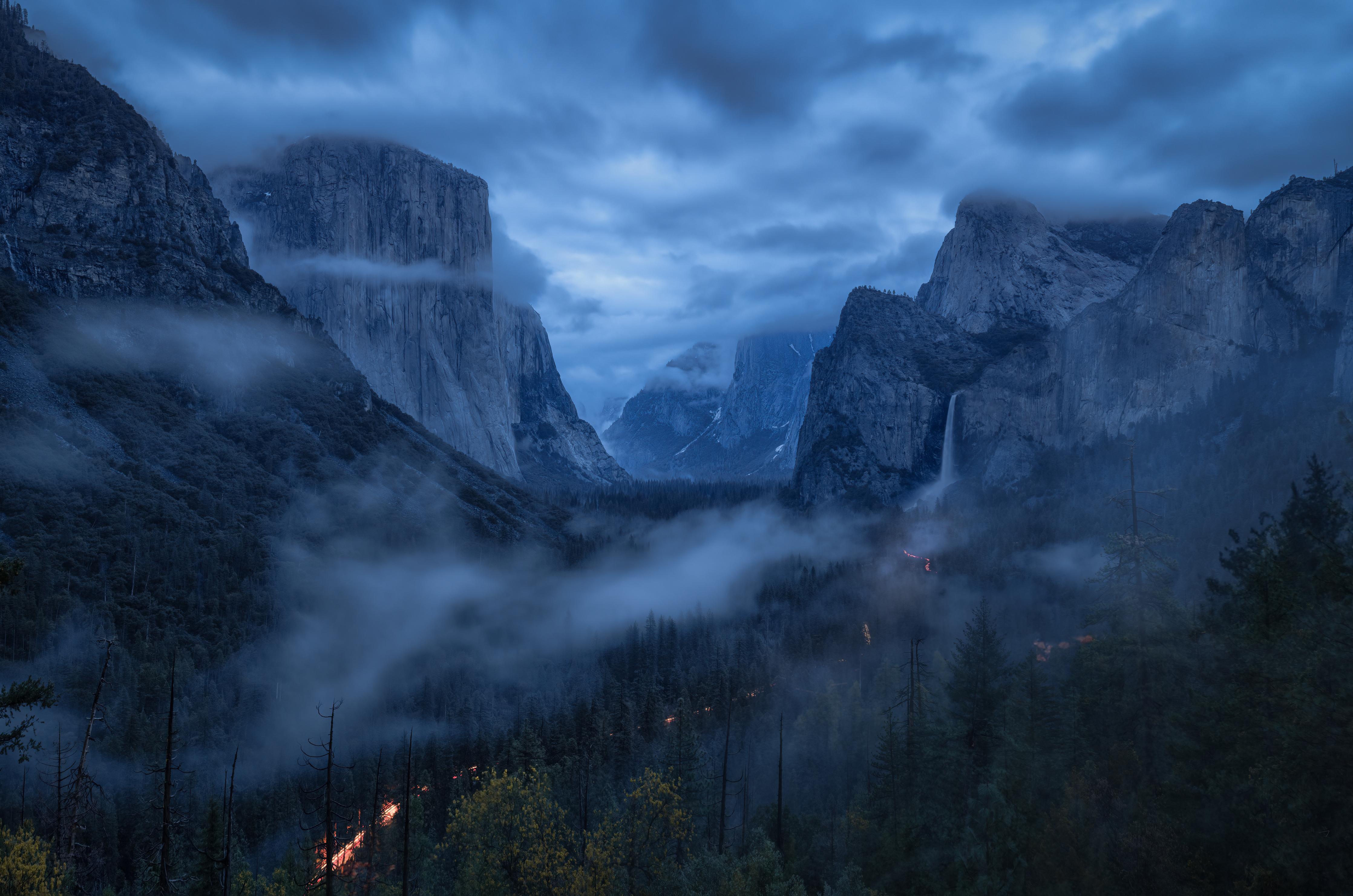 Duschrückwand-Mystischer Nebel in Yosemite Berge