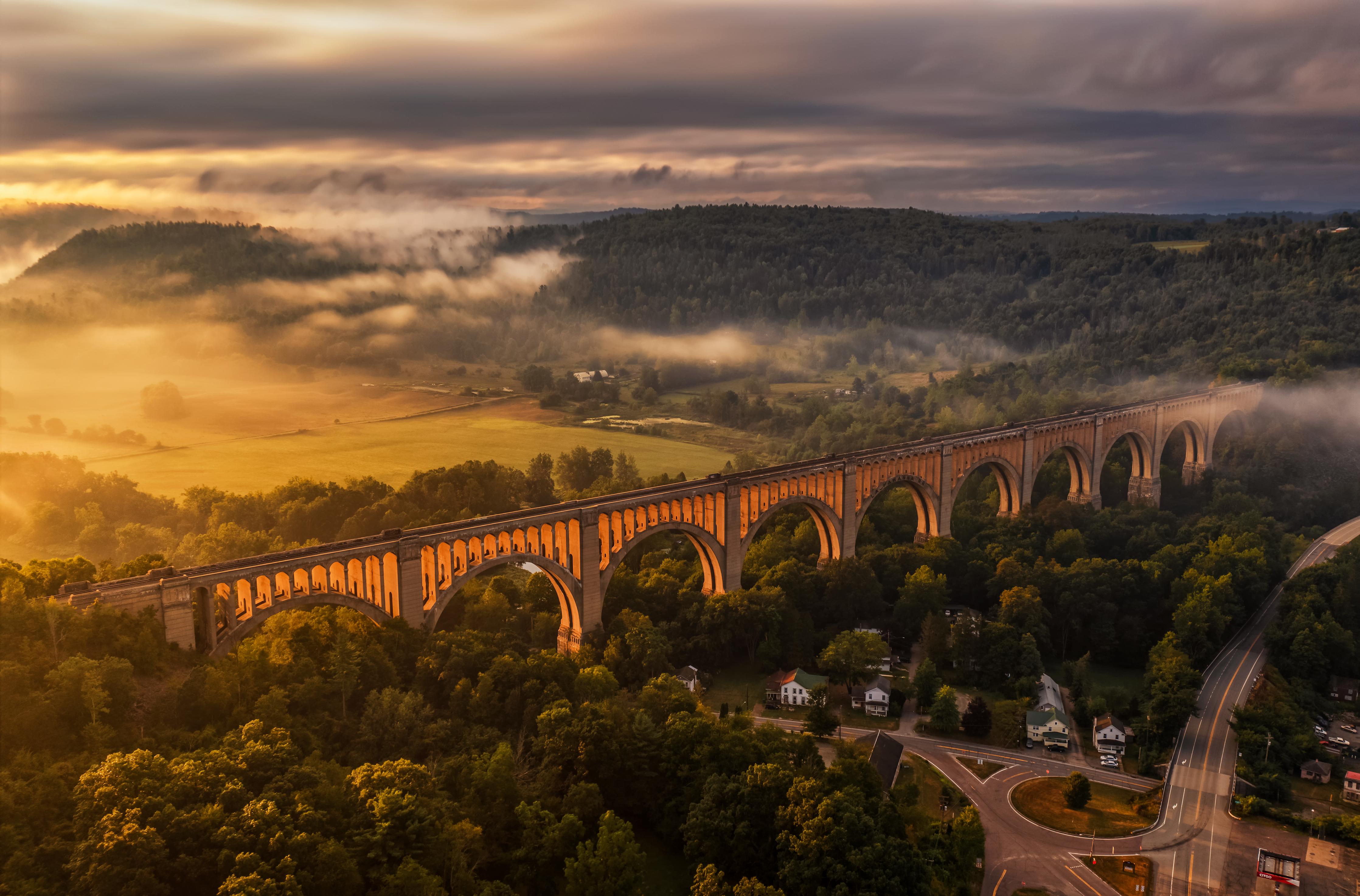 Duschrückwand-Mystischer Nebel über steinernem Viadukt