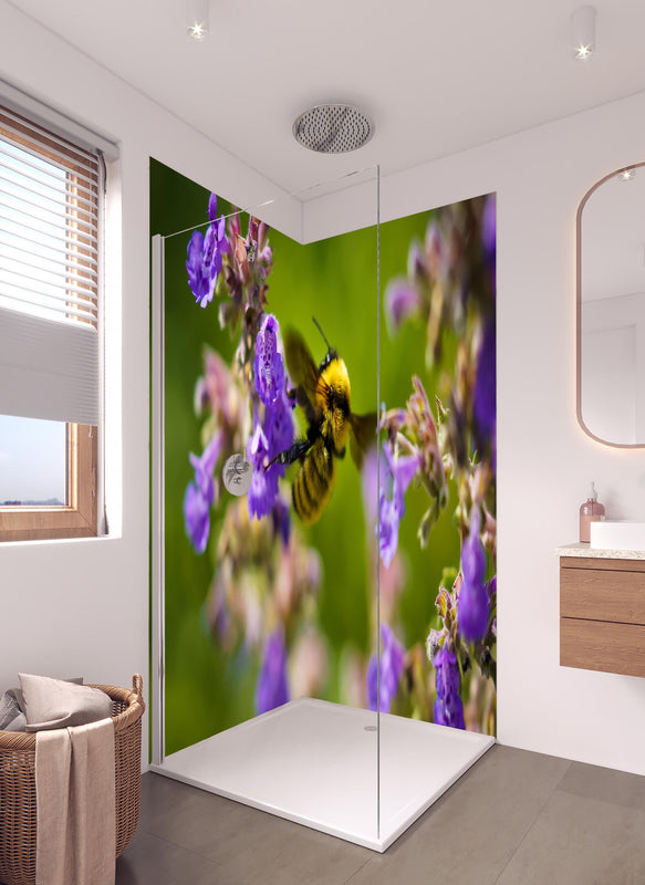 Duschrückwand - Nahaufnahme einer Honigbiene in hellem Badezimmer mit Regenduschkopf  - zweiteilige Eck-Duschrückwand