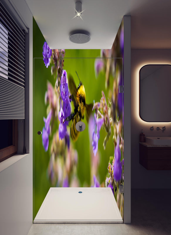 Duschrückwand - Nahaufnahme einer Honigbiene in hellem Badezimmer mit Regenduschkopf  - zweiteilige Eck-Duschrückwand
