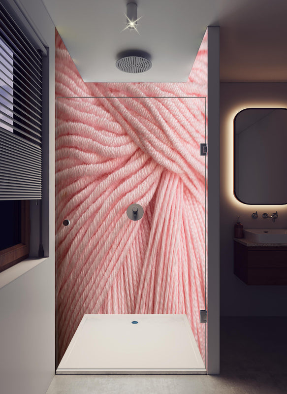 Duschrückwand - Nahaufnahme eines rosa Garnknäuels in hellem Badezimmer mit Regenduschkopf  - zweiteilige Eck-Duschrückwand