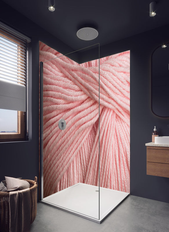 Duschrückwand - Nahaufnahme eines rosa Garnknäuels in hellem Badezimmer mit Regenduschkopf  - zweiteilige Eck-Duschrückwand