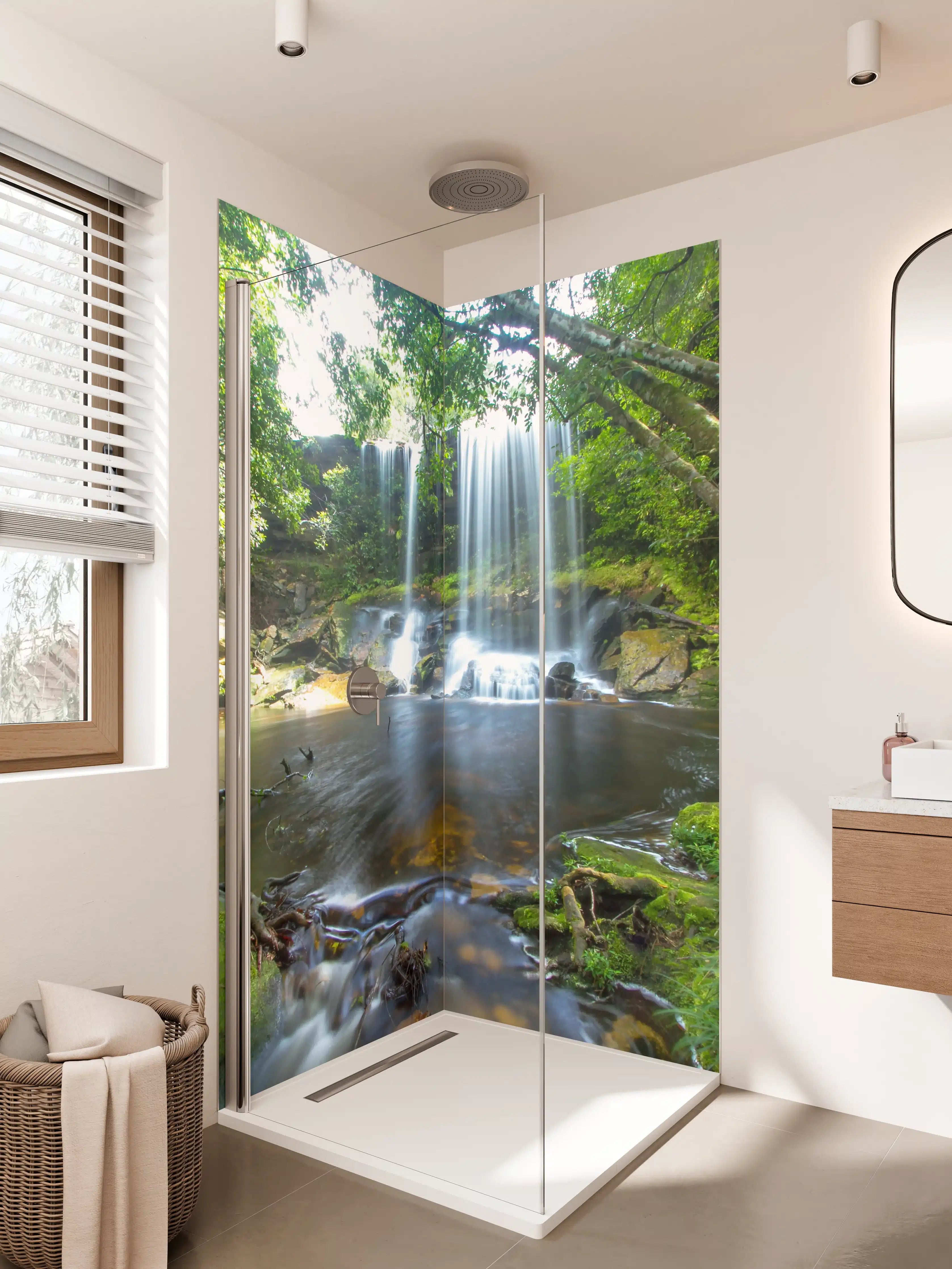 Duschrückwand - Natürliche Wasserfallkulisse im Grünen