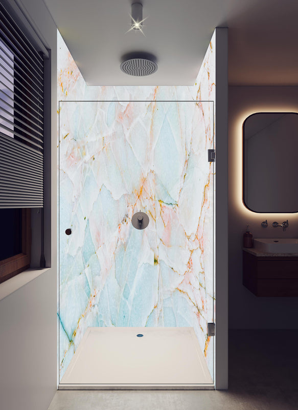 Duschrückwand - Natürlicher bläulicher Marmor  in hellem Badezimmer mit Regenduschkopf  - zweiteilige Eck-Duschrückwand