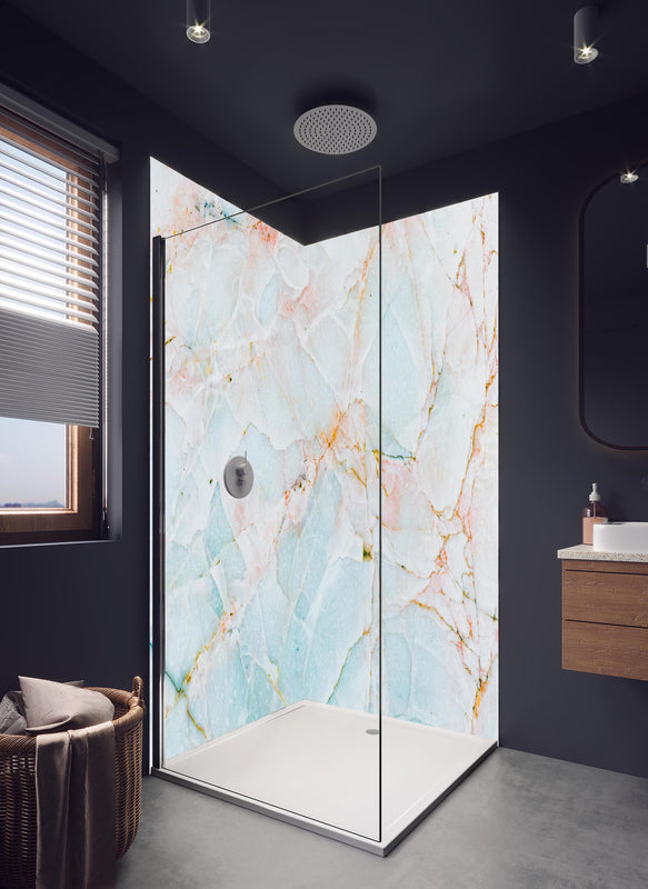 Duschrückwand - Natürlicher bläulicher Marmor  in hellem Badezimmer mit Regenduschkopf  - zweiteilige Eck-Duschrückwand